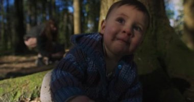 Anne ve yeni doğmuş bebek ormanda dinleniyor.