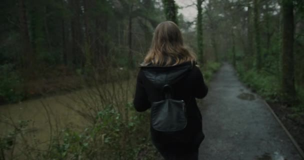 Junge Frau Geht Draußen Auf Nebligem Waldhintergrund — Stockvideo