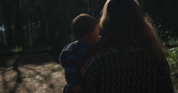 Moeder Spelen Met Haar Zoon Het Voorjaar Bos — Stockvideo