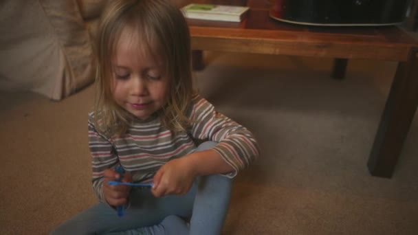 Küçük Çocuk Oynuyor Sabun Köpükleri Üflüyor — Stok video