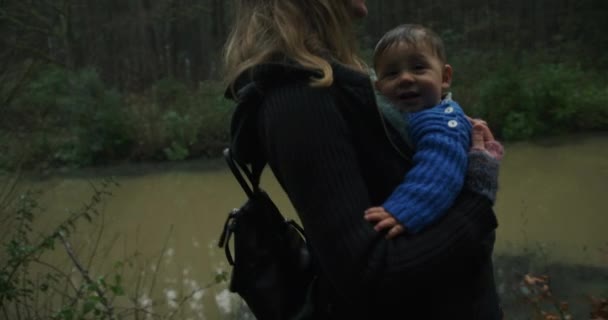 Madre Che Gioca Con Suo Figlio Nella Foresta Primaverile Vicino — Video Stock