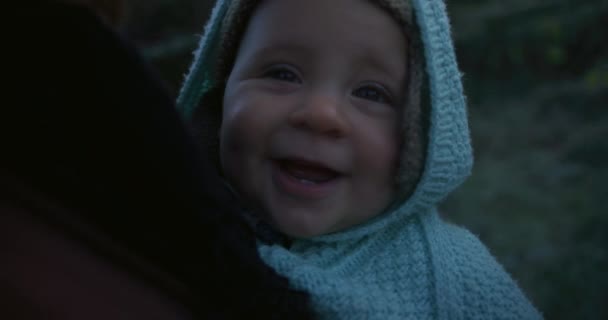 Lindo Pequeño Niño Jugando Fuera Mamá Manos — Vídeos de Stock