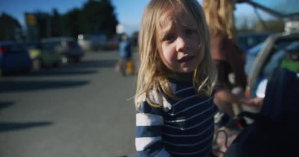 Familie Verzamelen Van Dingen Auto Voor Reis — Stockvideo