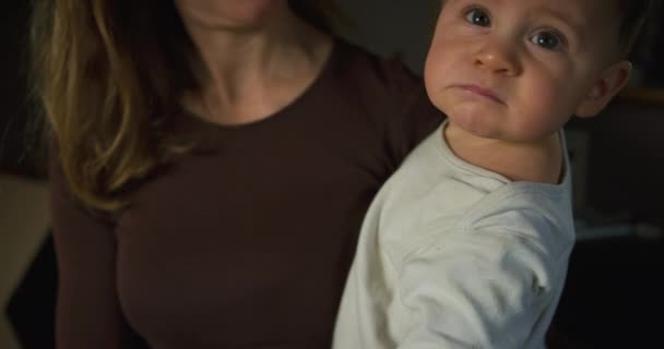 Mère Tenant Son Bébé Garçon Sur Les Mains Mignon Enfant — Video