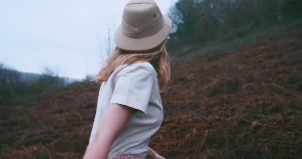 Chica Rubia Con Sombrero Beige Caminando Bosque — Vídeos de Stock