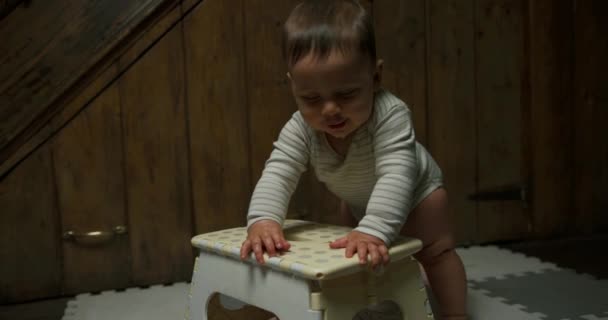 Sevimli Küçük Erkek Bebek Ayakta Durmaya Çalışıyor Sandalyeye Yaslanarak — Stok video