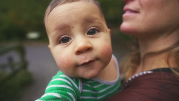 Mãe Segurando Seu Menino Mãos Criança Bonita Olhando Para Câmera — Vídeo de Stock