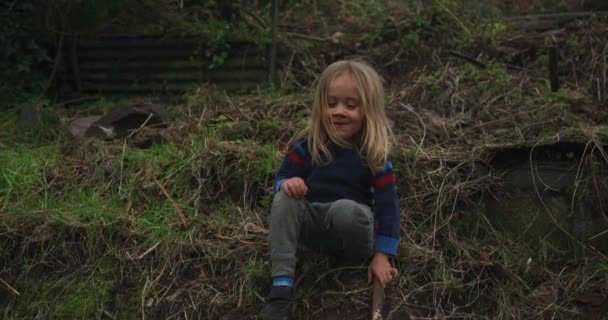 Jongetje Spelen Bos — Stockvideo