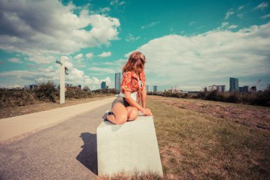 dışında oturan ve şehir arayan genç bir kadın