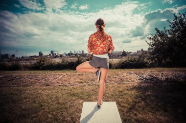 ağaç poz dışında genç kadın