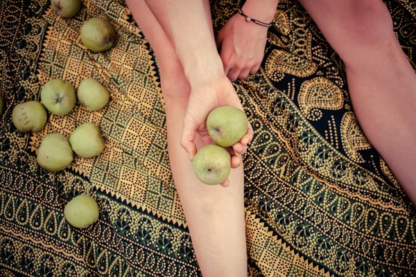 Mujer joven con manzanas — Foto de Stock