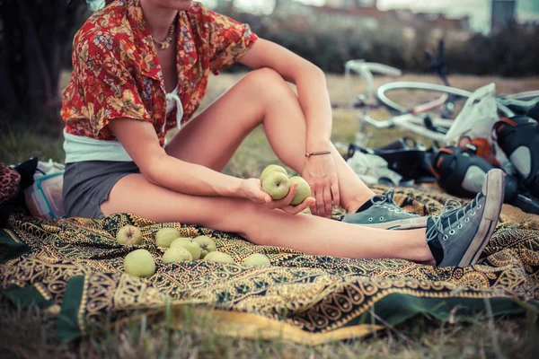 Jeune femme dehors avec des pommes — Photo