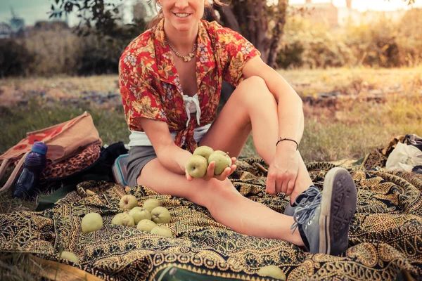 Mujer joven afuera con manzanas —  Fotos de Stock