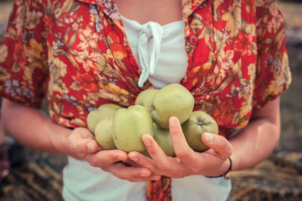 Giovane donna fuori con le mele — Foto Stock