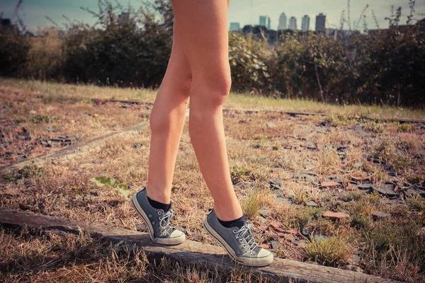 Giovane donna camminando sulle dita dei piedi punta — Foto Stock