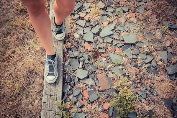 木製の梁の上を歩いての若い女性 — ストック写真