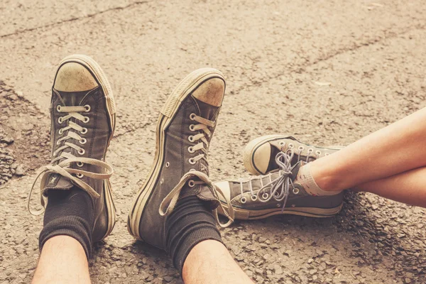 Young couples feet in the street — Stock Photo, Image