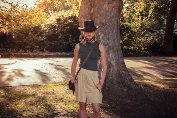 Frau mit Cowboyhut im Park — Stockfoto