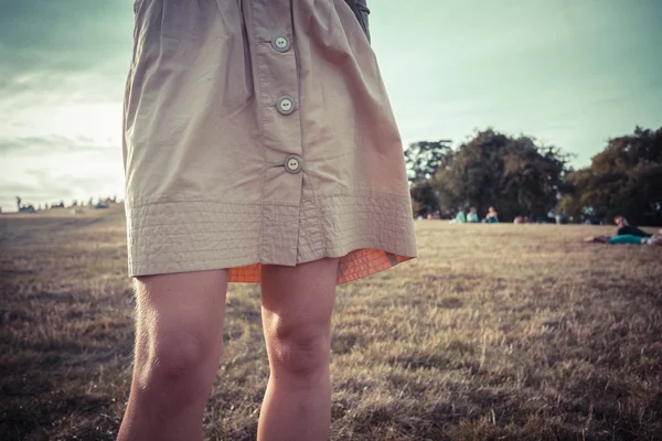 De rok van een vrouw die waait in de wind bij zonsondergang — Stockfoto