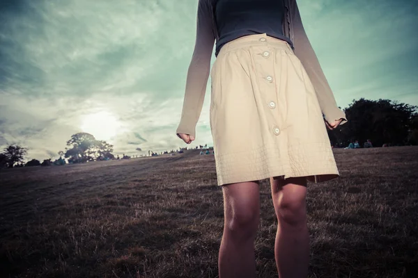 De rok van een vrouw die waait in de wind bij zonsondergang — Stockfoto