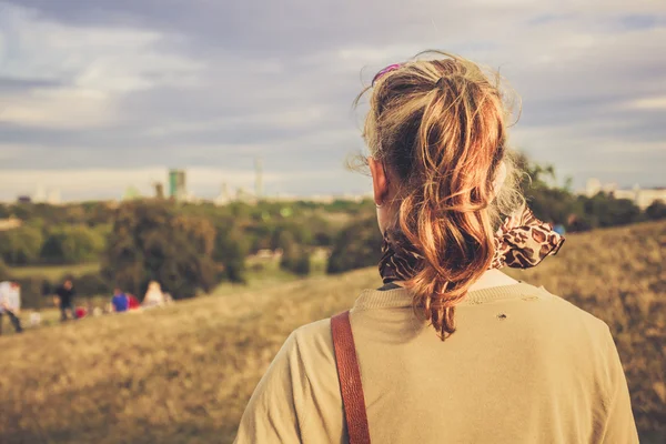 Молодая женщина любуется видом с холма — стоковое фото