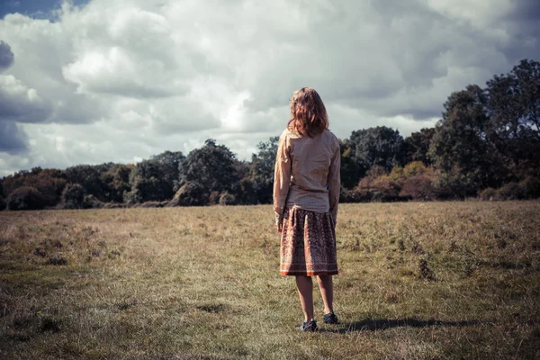 Giovane donna in un campo — Foto Stock