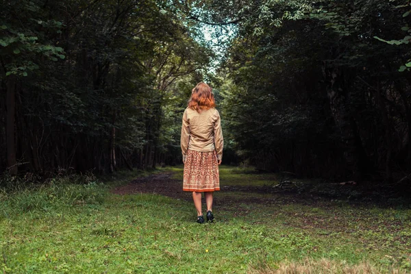 Orman bir takas duran genç kadın — Stok fotoğraf