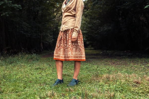 年轻的女子站在森林的一片空地 — 图库照片