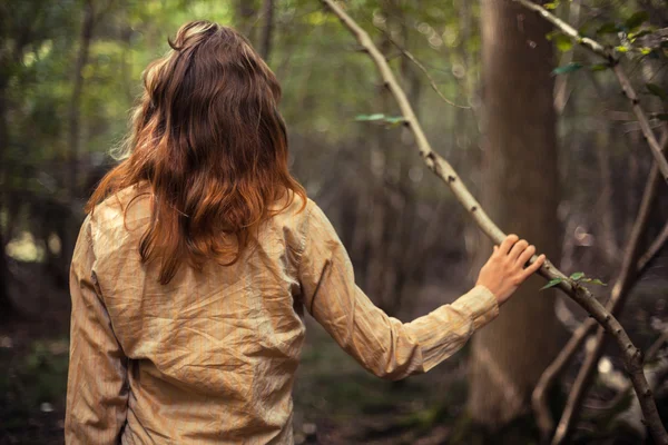 Mujer joven de pie en un claro del bosque —  Fotos de Stock