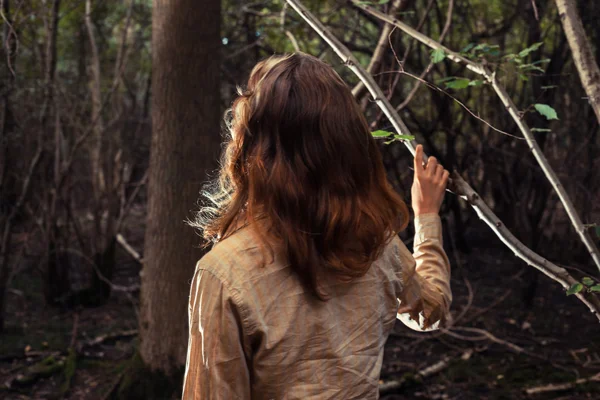 Jeune femme debout dans une clairière de la forêt — Photo