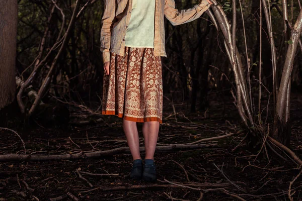 Orman bir takas duran genç kadın — Stok fotoğraf