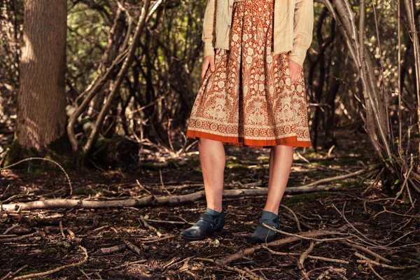 Jovem mulher de pé em uma clareira da floresta — Fotografia de Stock