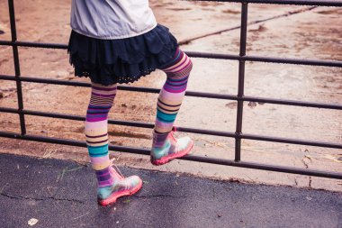 genç bir kadın tarafından muhafaza ayakta