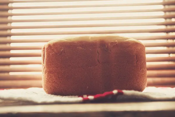 Frisches Brot am Fenster — Stockfoto