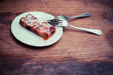 Tabakta bir parça kek