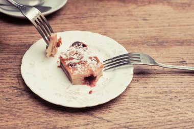 Tabakta bir parça kek