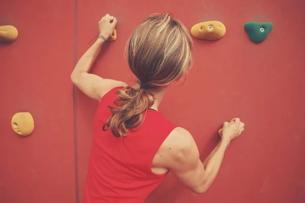 Young woman bouldering — Stock Photo, Image