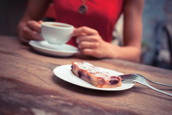 コーヒーとケーキを持つ女性 — ストック写真