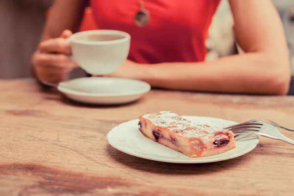 Frau bei Kaffee und Kuchen — Stockfoto
