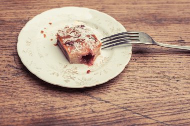 Tabakta bir parça kek