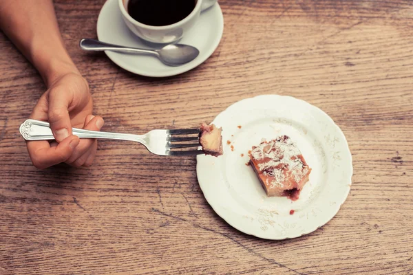 kahve ve kek olan kadın