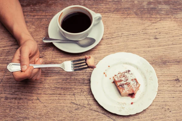 Donna che beve caffè e torta — Foto Stock