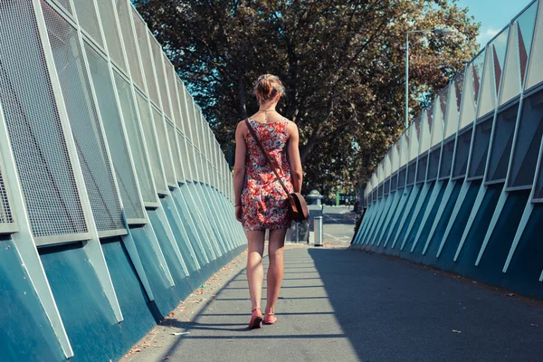 Ung kvinna promenader på gatan — Stockfoto