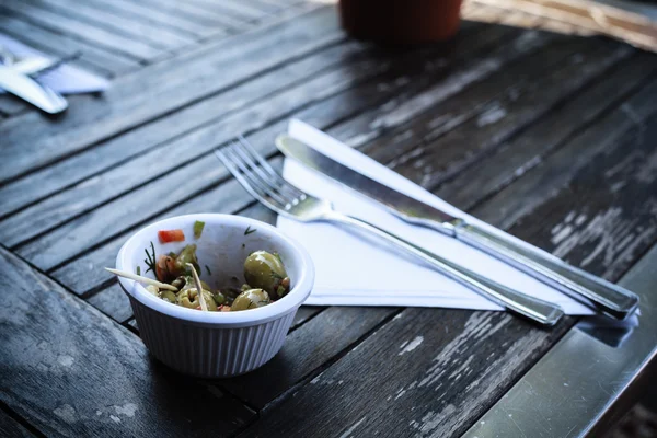 Small bowl of olives outside — Stock Photo, Image