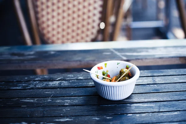 Small bowl of olives outside — Stock Photo, Image