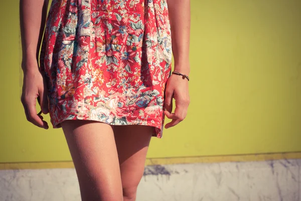 Mujer joven en vestido fuera — Foto de Stock