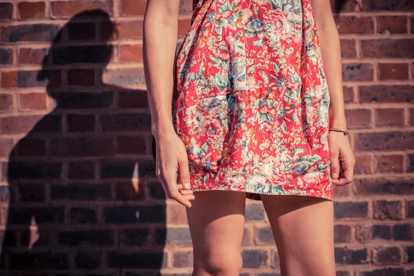 Ung kvinna i klänning utanför — Stockfoto