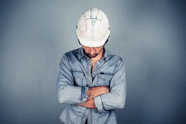 Trabajador de cuello azul con los brazos cruzados — Foto de Stock