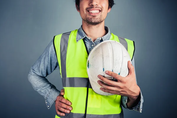 Щасливий молодий інженер з твердим капелюхом — стокове фото