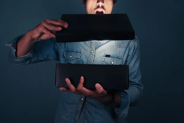 genç adam bir heyecan verici kutusunu açma